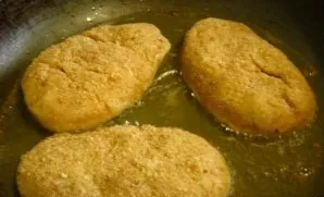 Let the schnitzels lie on the table for 5 minutes. Pour oil into the pan, heat it. Cook the schnitzels for 5 minutes on each side. Lay ou...