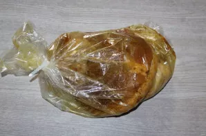 Then put the pork snout in a baking bag. Put in the oven preheated to 180 degrees.