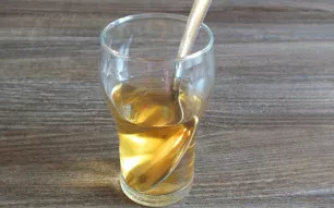 Mix sugar in a glass, 50 ml. warm water and vinegar. Mix it up.