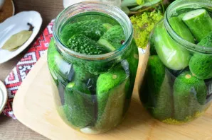 Pour cucumbers with hot marinade.