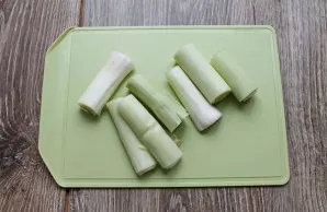 Cut the leeks into pieces, very thick parts can be cut into 2-4 parts.
