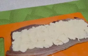 Place melted cheese, grated apple and pickled onion on the surface of the fillet.