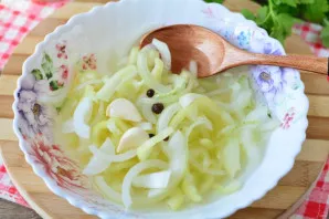 Add the garlic cloves and pour the marinade over the pepper. Put in the refrigerator for 40-50 minutes. Vegetables will be pickled and ta...