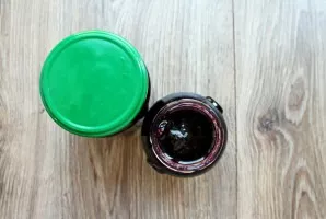 Lay out the jam in clean, dry jars and close with lids.