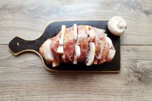 Cut the mushrooms into thick slices and put in the meat next to the cheese.