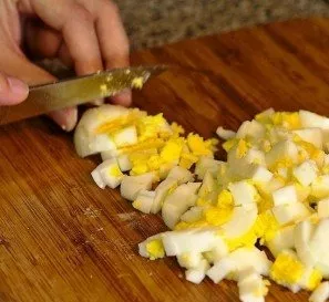 Cut the eggs into small cubes and put them in a bowl.