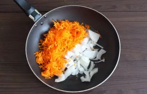 Grate the carrots on a coarse grater. Cut the onion as desired. Fry the vegetables in vegetable oil until tender.