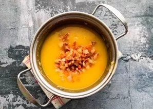 Put the fried vegetables with smoked chicken next to the potatoes with pumpkin and mix well.