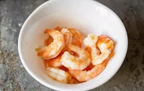 I have boiled-frozen large shrimps, so I boiled them in boiling water for five minutes, drowned them in a colander, and then cleaned them.
