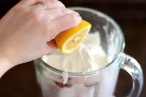 Beat everything until smooth, then pour freshly squeezed lemon juice.
