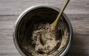 With a blender, crush everything into a homogeneous mass. Chopped nuts, sun-dried tomatoes or olives can be added to the finished pate.