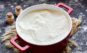 Pour the remaining dry base.