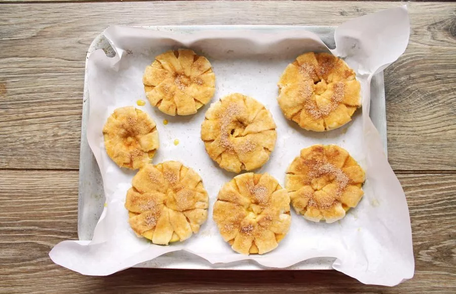 Place the rings on a baking sheet lined with baking paper, brush with egg yolk and sprinkle with the remaining cinnamon sugar.