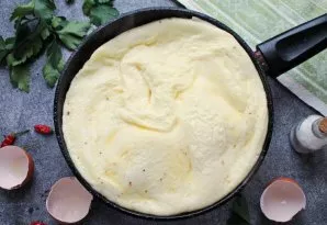 Put the pan on low heat, put on the lid and bake for 12-15 minutes. The omelet will rise and the entire surface must become solid. Remove...