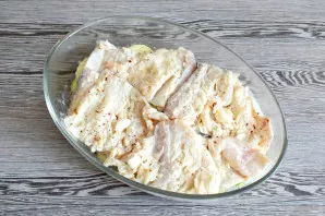 Spread the cod over the zucchini layer. Pour the drained juice over the fish.