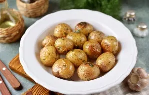 Place the potatoes on a plate and serve. It is tasty and aromatic. Delicious!