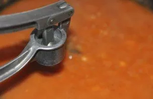 Immediately before turning off, add garlic and, if available, fresh herbs, mix everything and turn off the fire.