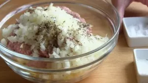 Add fillet, potatoes, minced meat, finely chopped onions, pepper mixture and salt. Mix it up.