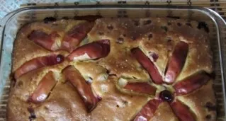 We bake the cake in the oven for 50 minutes, the temperature is 180 degrees.