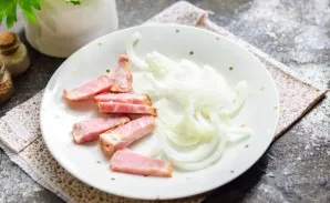 Cut the remaining meat as you wish, cut the onion into half rings.