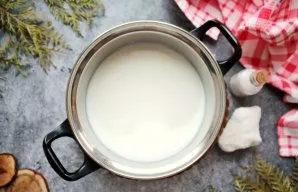 Pour water into a saucepan with a thick bottom and bring to a boil. Add sugar, salt and milk. Bring to a boil again over medium heat.