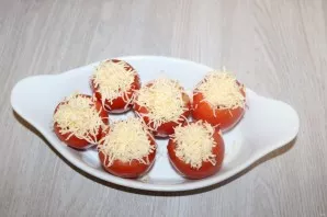 We put finely grated cheese on top. Send to the oven preheated to 180 degrees for 15 minutes.