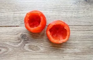 Cut off the tops of the tomatoes and scoop out the middle. If the tomatoes are juicy, wipe the inside with a paper towel.