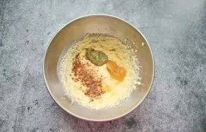 Pour honey, jam, spices into the mixture and whisk.