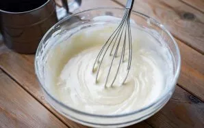 Beat everything with a whisk until you get a homogeneous dough, which in its consistency resembles low-fat sour cream.