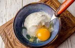 To anoint the top, mix sour cream, egg, salt and black pepper.