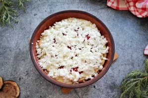 Crumble the cheese and sprinkle the top of the cake. Pour the remaining sour cream on top.