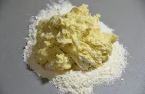 Put the dough on a table sprinkled with the remaining flour and continue kneading the dough with your hands.