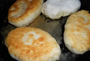 Immediately put the cake in a pan with heated vegetable oil and fry on both sides.