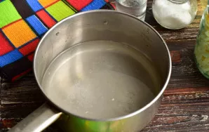Pour water into the kettle, add vinegar. Heat the marinade to dissolve the salt.