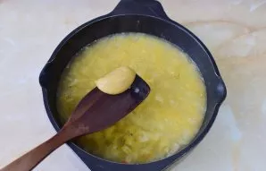 Pour the broth over the onions and add mustard. Bring everything to a boil. Simmer the sauce for another 10-12 minutes.