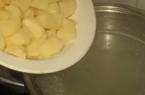 Chopped potatoes are sent to the broth, when it boils, add a teaspoon of salt. We boil for 10 minutes.