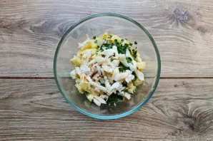 Strain the smoked pike and put it in a salad. Salt everything.