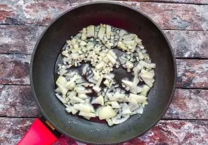 Heat the pan well, pour in vegetable oil, add onion and fry for 2-3 minutes.