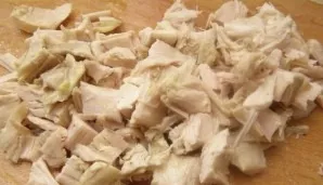 At the same time cut the chicken into small pieces.