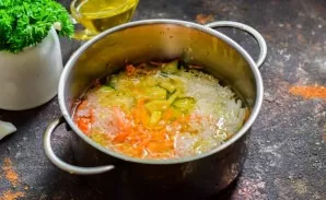 Next, add oil, salt and sugar, pour water.