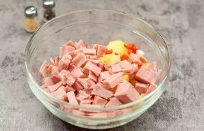 Cut the ham into small pieces and add to the salad.