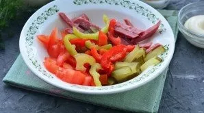 Mix sausage with cucumbers, tomatoes and add sweet peppers chopped into strips.
