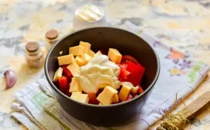 Add a spoonful of mayonnaise, mix everything thoroughly, add salt and pepper to taste.