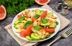 If you wish, you can add nuts or sesame seeds to the salad. Enjoy your meal!