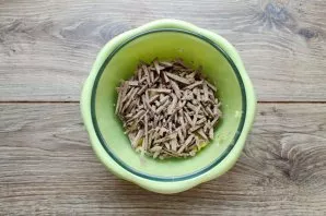 Cut the cooked liver into thin strips and add to the salad.