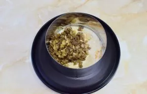 Put on a second layer of fried mushrooms. Press the layers so that they are closer to each other.