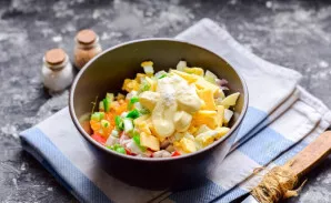 Cut the cheese into small cubes, chop the onion letters, add everything to the salad. Season the salad with mayonnaise, add salt and pepper.