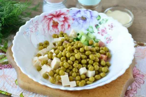 Drain the marinade from the peas, add the peas in the same way.