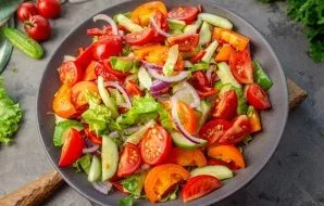 Cut the yellow tomatoes into thin slices, the cherries into 2-4 parts. Put them in a salad bowl.