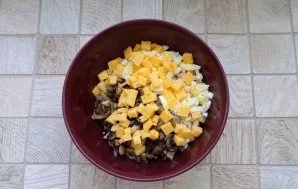 Put the hard cheese cut into small cubes in a bowl.